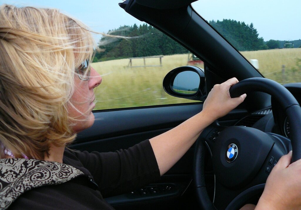 車を運転する女性